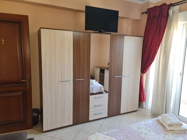 1 habitación, tabla de planchar con plancha, wifi y ropa de cama