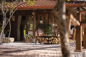 Outdoor dining - Ky Vien Home & Cafe (Xuan Truong - Da Lat)