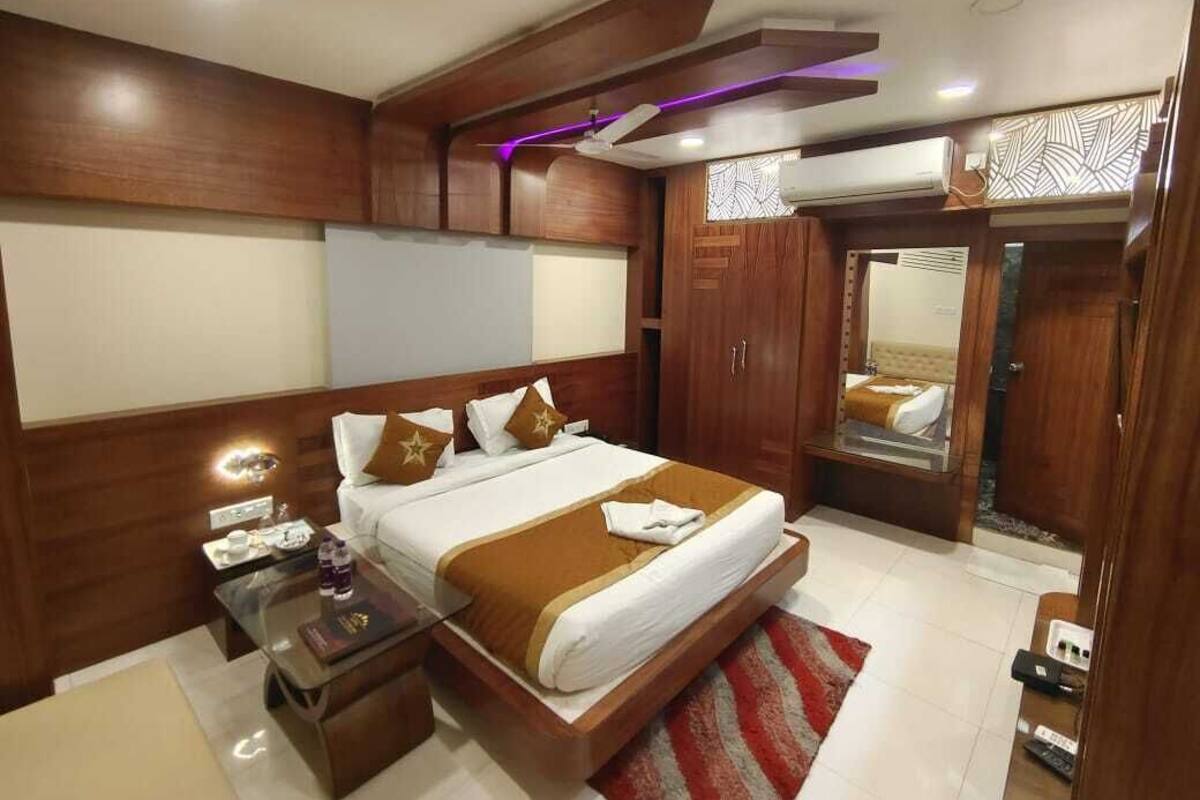 Classic Double Room, City View | Desk, WiFi (free)