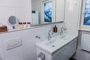 Haartrockner, Handtücher, Seife, Toilettenpapier