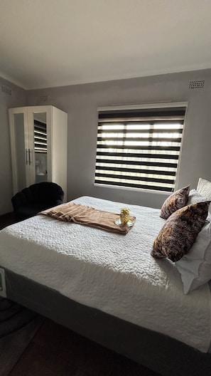 Comfort Double Room | In-room safe, iron/ironing board, free WiFi - Jambo  (Harare)