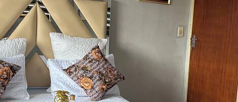 Chambre Confort double | Coffre-fort, fer et planche à repasser, accès au Wi-Fi (inclus)