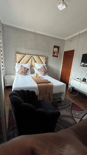 Comfort Double Room | In-room safe, iron/ironing board, free WiFi - Jambo  (Harare)