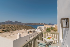 Outdoor dining - Astraea Traditional House in Milos Island (Trypiti)