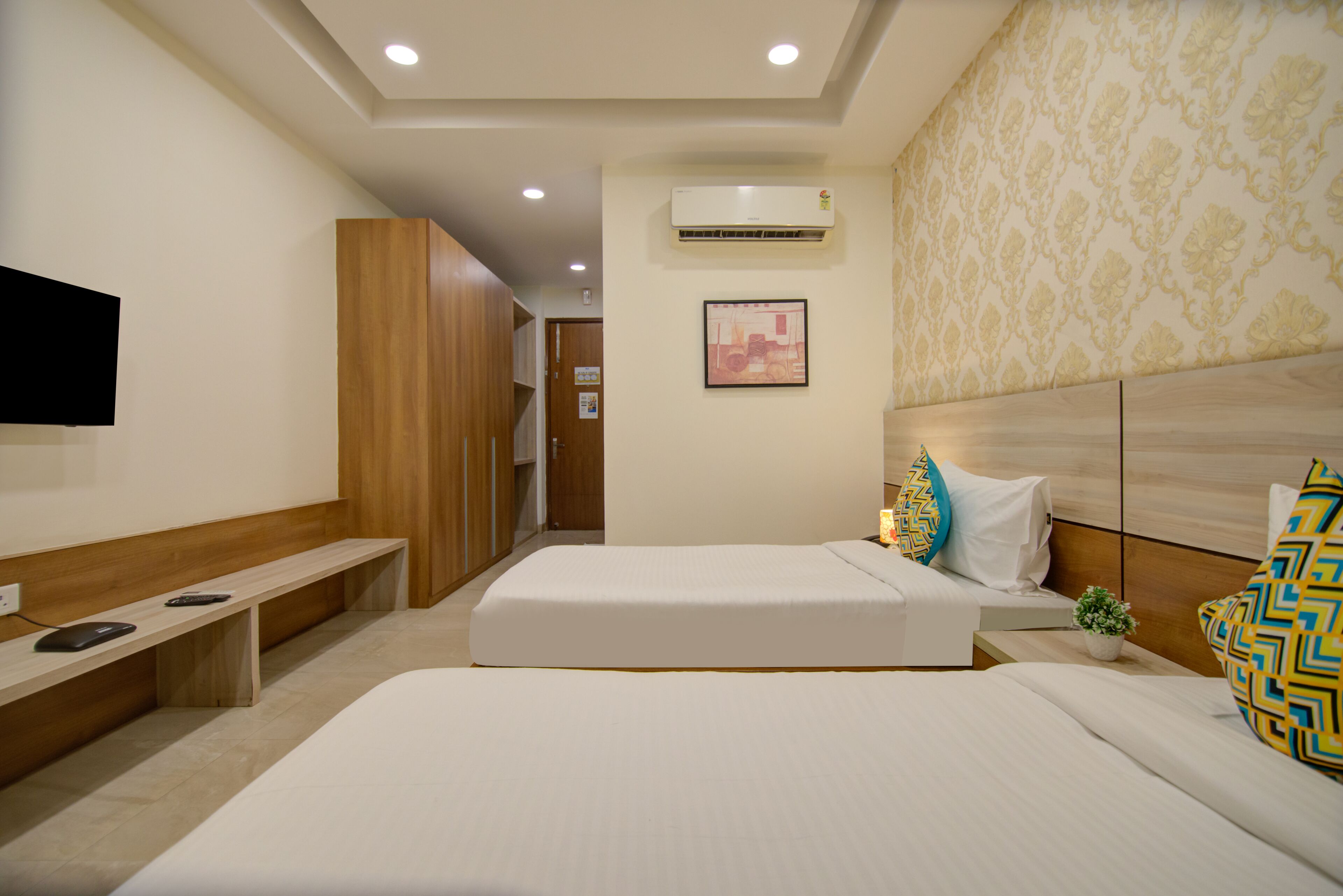 Desk, laptop workspace, iron/ironing board, free WiFi