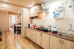 Private kitchen - Mountain Escape 2BHK apartment in charming Mussoorie with great views (Mussoorie)