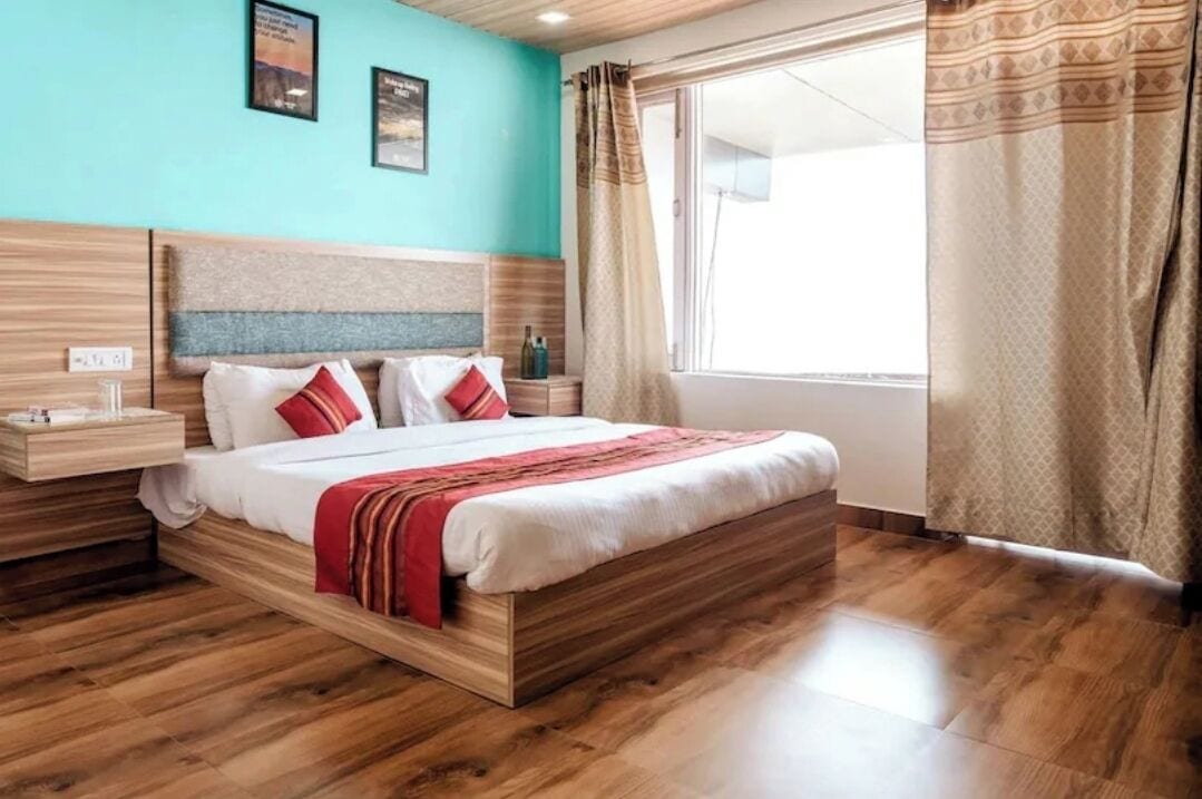 Tabla de planchar con plancha, internet y ropa de cama 