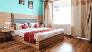 Tabla de planchar con plancha, internet y ropa de cama