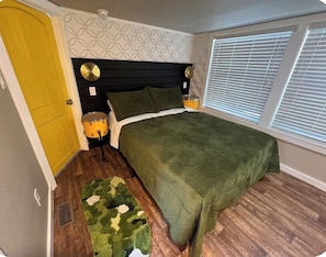 WiFi (free), bed sheets - The Green Room, Music-Themed Tiny Home Near Lake Travis (Austin)