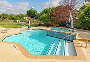Outdoor pool, a heated pool - The Green Room, Music-Themed Tiny Home Near Lake Travis (Austin)