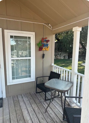 Outdoor dining - The Green Room, Music-Themed Tiny Home Near Lake Travis (Austin)