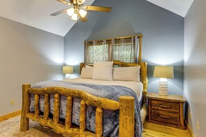 Room - Mtn Sanctuary! Forest Cabin in Ellijay! Mtn Views! (Ellijay)