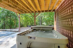 Outdoor spa tub - Mtn Sanctuary! Forest Cabin in Ellijay! Mtn Views! (Ellijay)