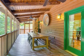 Outdoor dining - Mtn Sanctuary! Forest Cabin in Ellijay! Mtn Views! (Ellijay)
