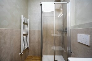 Regadera, secadora de cabello, bidet, toallas