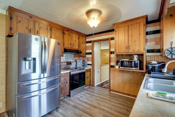 Coffee/tea maker, fridge, microwave, stovetop