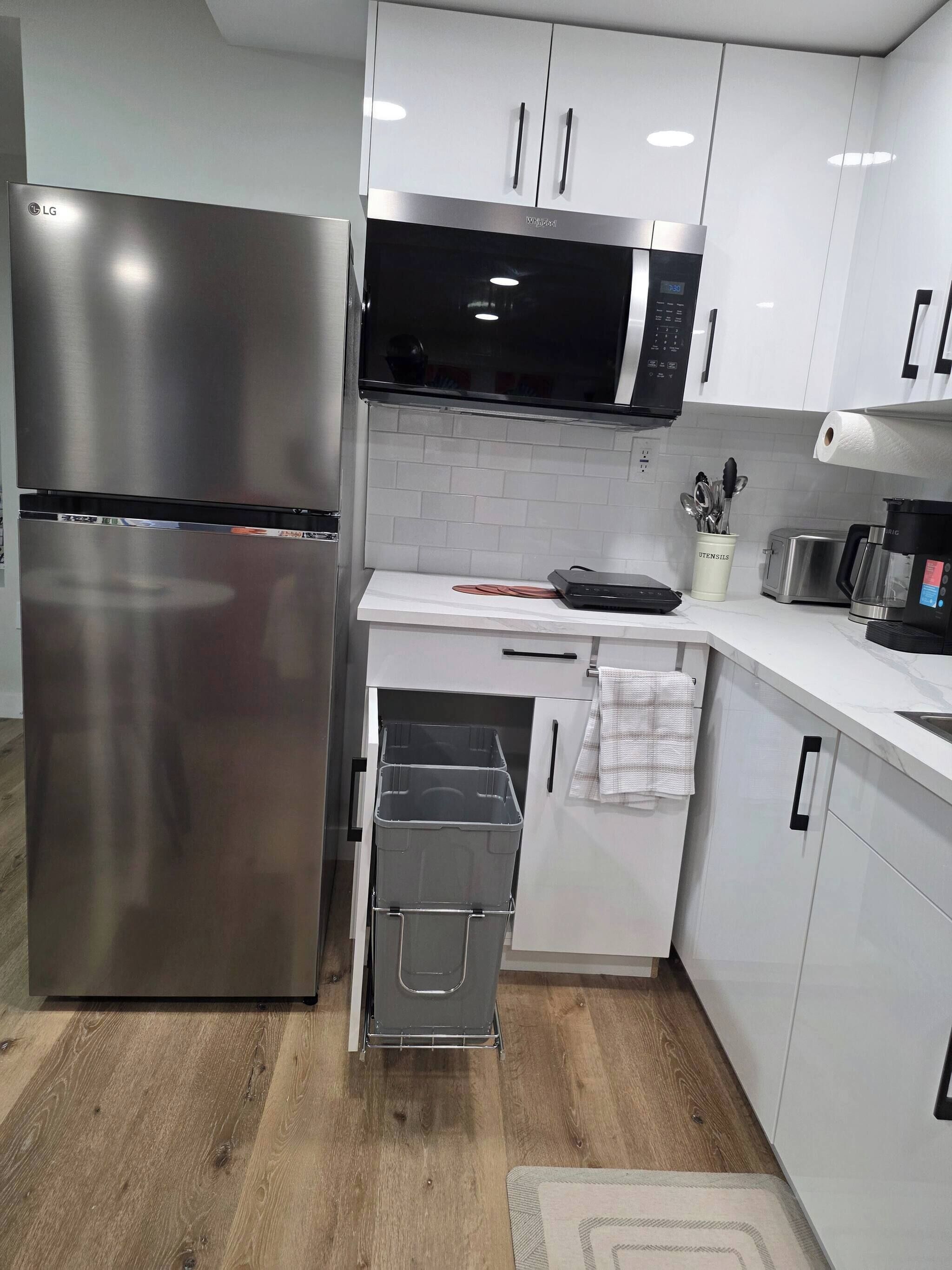 Coffee/tea maker, fridge, microwave, stovetop