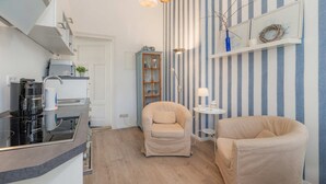 TV, stereo - Villa Westfalia, Apartment 03, just 150 m from the beach, with shower - Modern vacation rental (Heringsdorf)