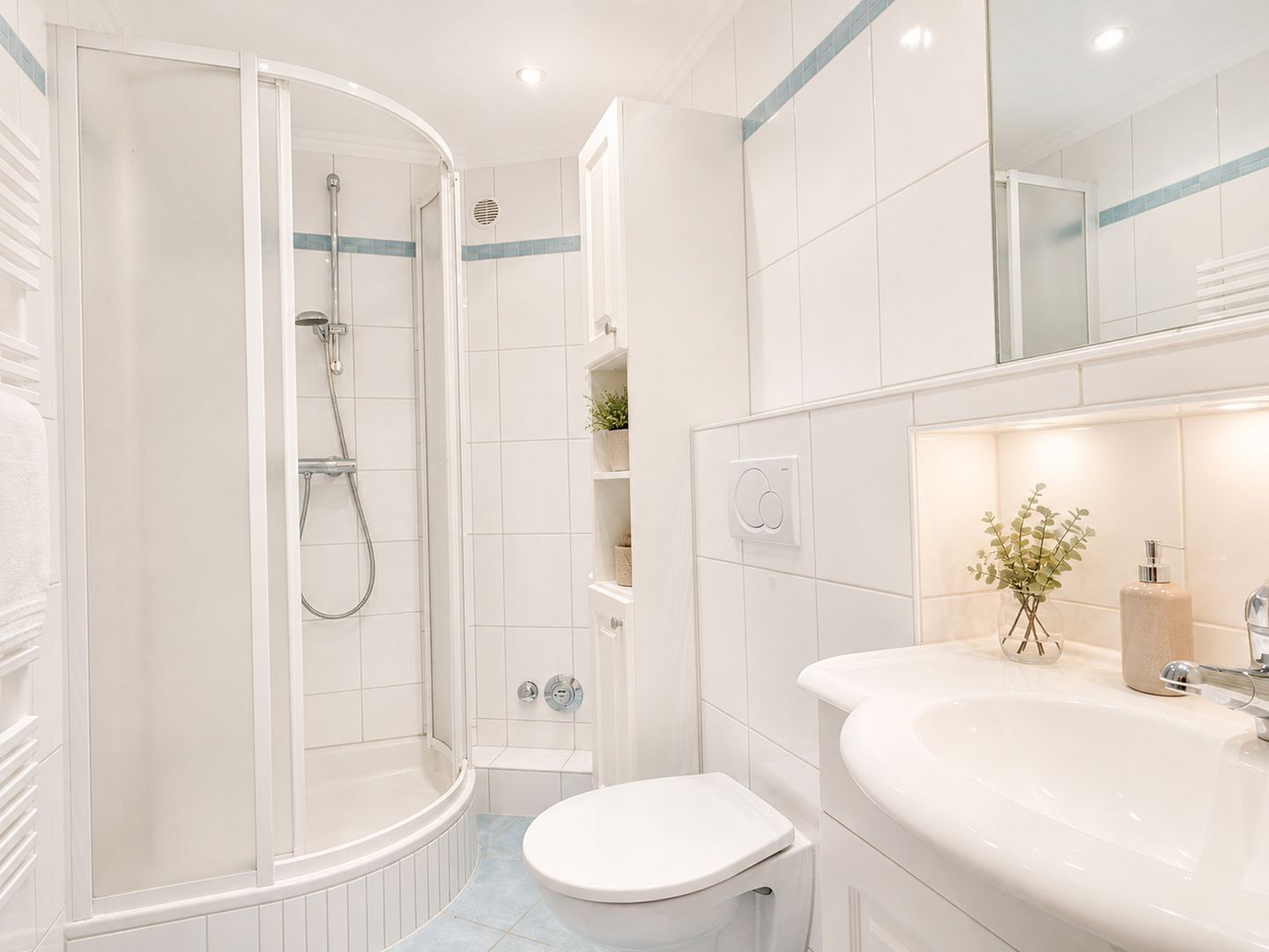 Ein modernes Badezimmer mit Dusche, Toilette und Waschbecken.