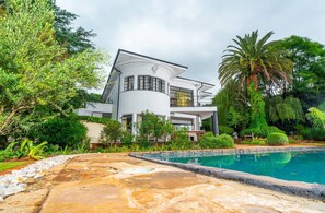 Pool - Single Room with Shared Bathroom 1 (Johannesburg)