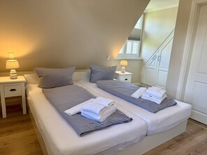 In-room safe, desk, iron/ironing board, WiFi - Eidumweg Apartment 1 - Modern vacation rental for up to 5 people – quiet and (Sylt)