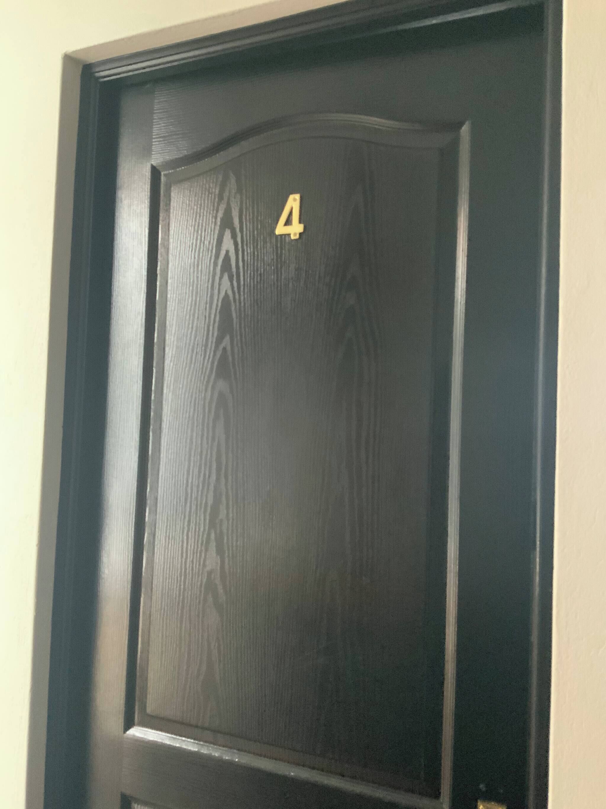 Una porta con il numero 4.
