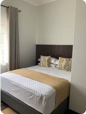 1 bedroom, iron/ironing board, Internet, bed sheets - Double Self-Contained Room 6 (Johannesburg)