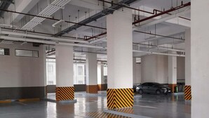 A multi-level parking garage with clear signage, including a handicapped parking space. - Cozy Retreat by Jane (Cebu City)
