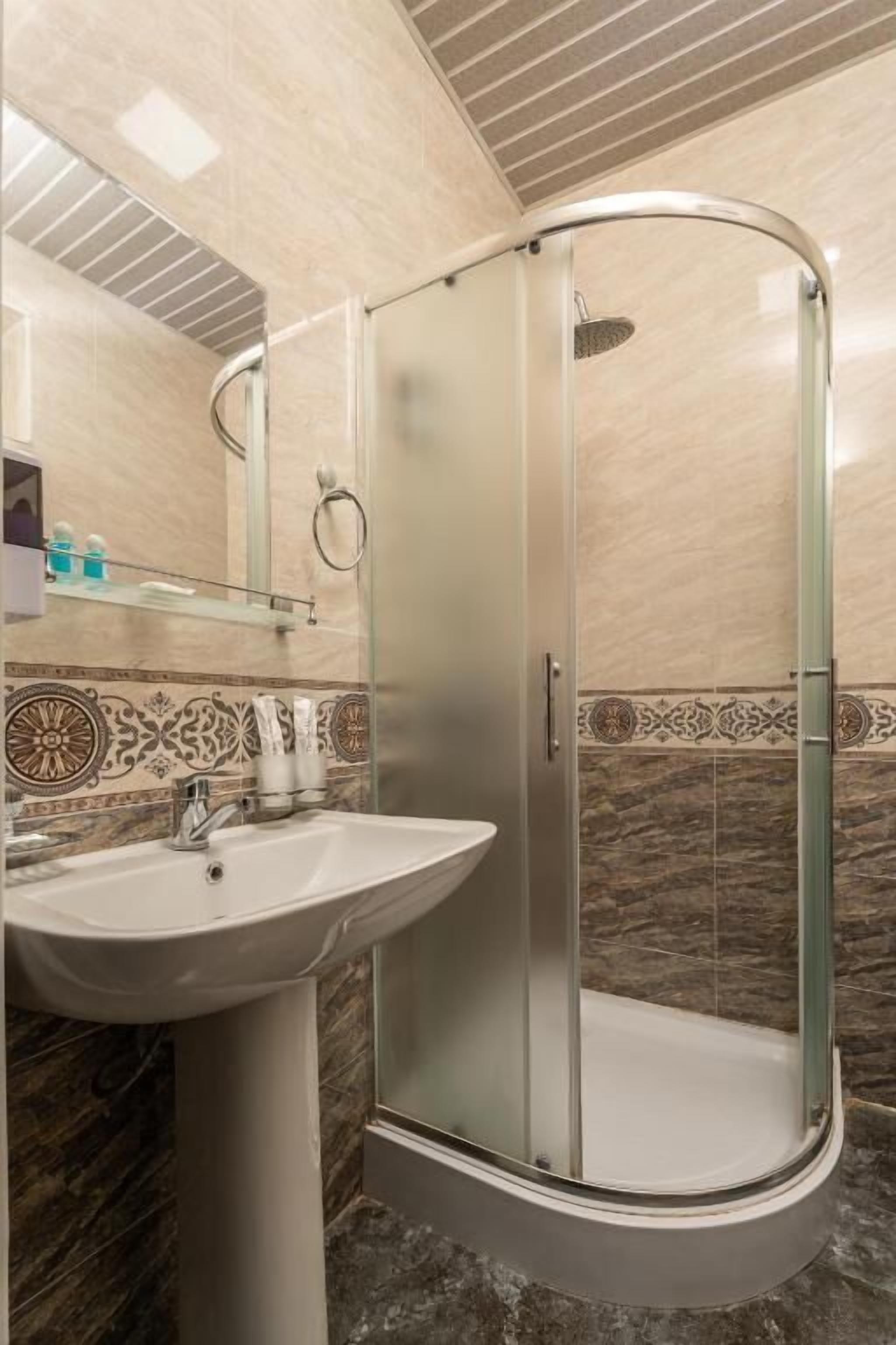Doppel- oder Zweibettzimmer | Badezimmer | Dusche, kostenlose Toilettenartikel, Haartrockner, Hausschuhe