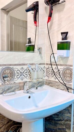 Shower, free toiletries, hair dryer, slippers - AL SAID Hotel Tashkent (Tashkent)