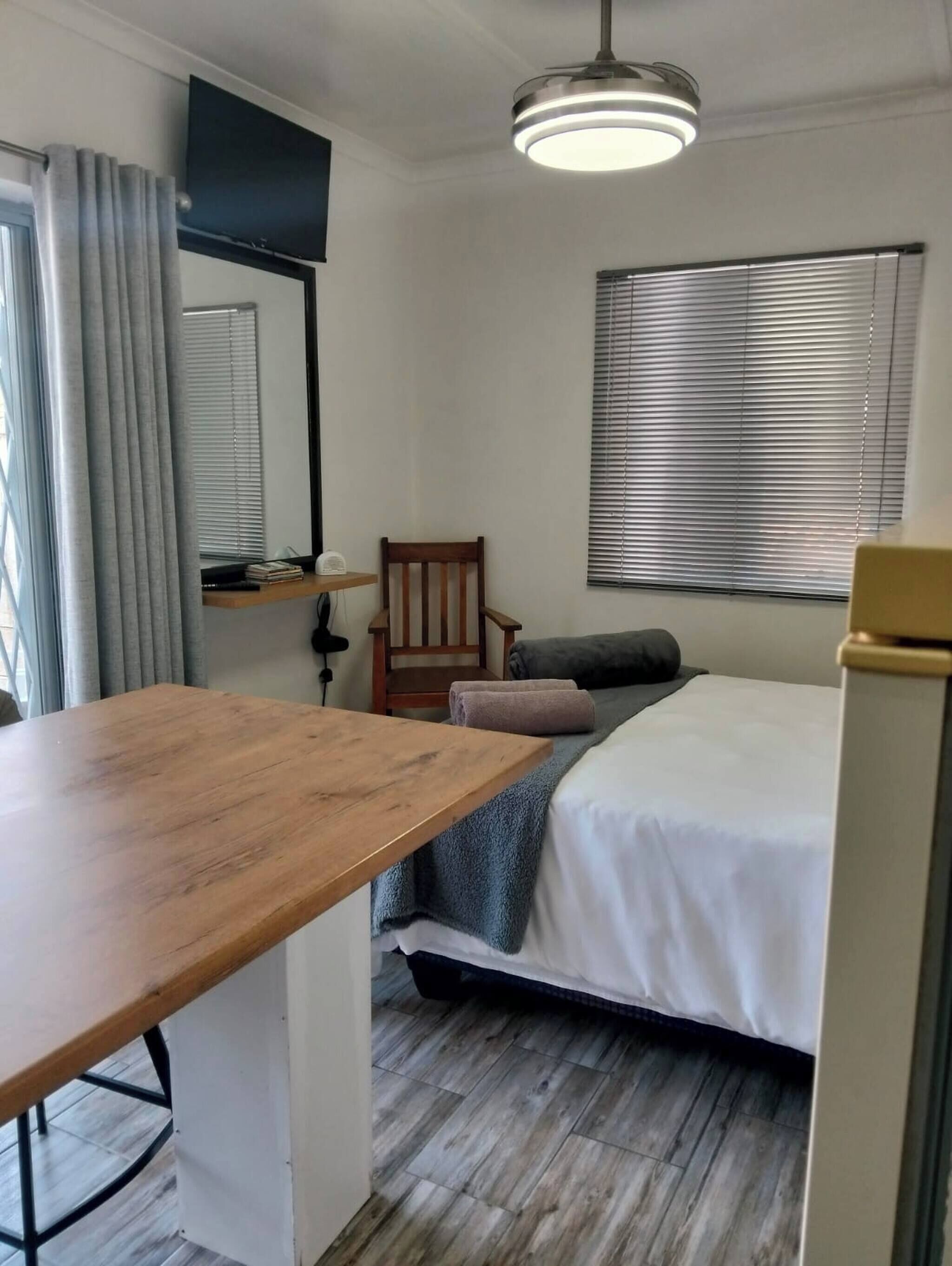 Iron/ironing board, internet, bed sheets