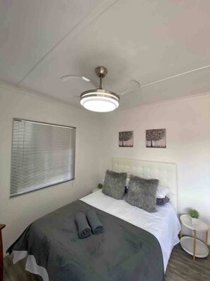 Iron/ironing board, Internet, bed sheets