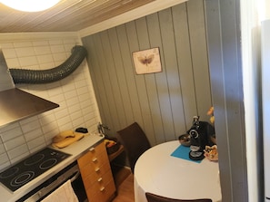 Wasserkocher mit Kaffee-/Teezubehör, Kühlschrank, Mikrowelle, Ofen