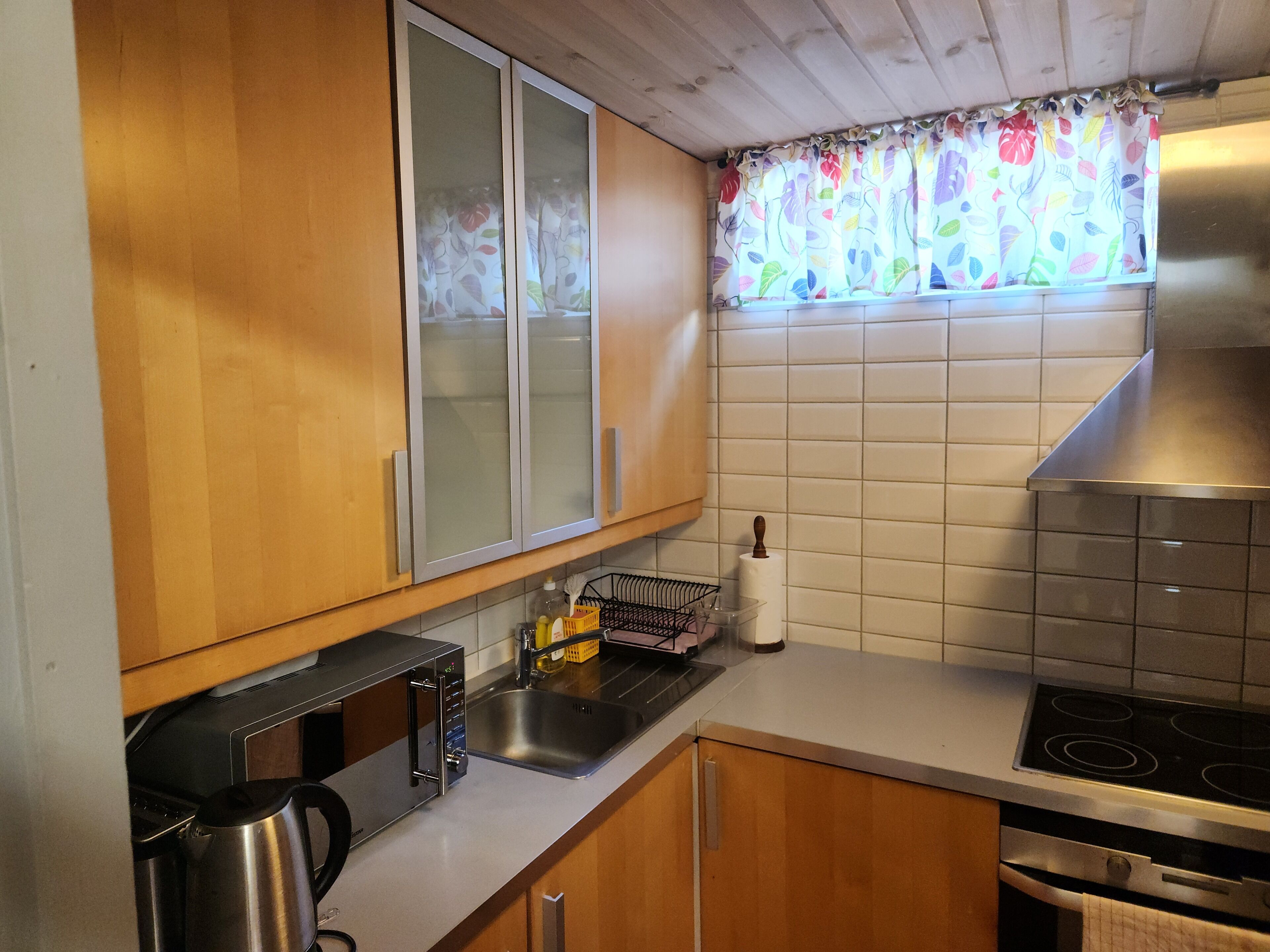 Kaffetrakter/tekoker, kjøleskap, mikrobølgeovn og ovn
