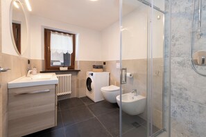Bruser, hårtørrer, bidet, håndklæder
