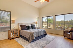4 habitaciones, escritorio, tabla de planchar con plancha y internet 