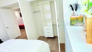 Tabla de planchar con plancha, internet y ropa de cama