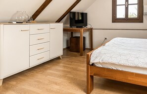 Bed - Gorgeous home in Tugonica with WiFi (Tugonica)