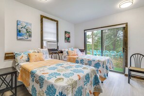 Een kamer met twee bedden, een raam en uitzicht op de omgeving.