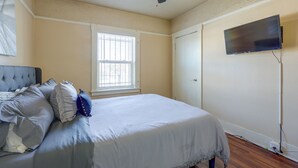 Room - Yard, Fireplace, Full Kitchen! Oakland Home (Oakland)