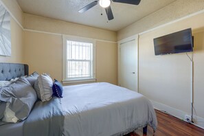 Room - Yard, Fireplace, Full Kitchen! Oakland Home (Oakland)