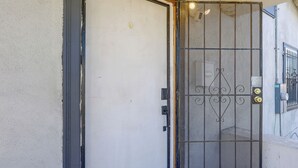 Exterior detail - Yard, Fireplace, Full Kitchen! Oakland Home (Oakland)
