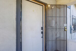 Exterior detail - Yard, Fireplace, Full Kitchen! Oakland Home (Oakland)