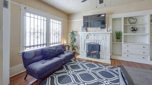 Living area - Yard, Fireplace, Full Kitchen! Oakland Home (Oakland)