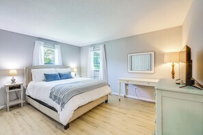 A bedroom with a bed, bedside tables, a desk, and a lamp. - Minutes Away From the Best Beaches in Cape Cod! (South Dennis)