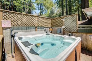 Ein Whirlpool mit einer Holzterrasse und einem Rauchverbot-Schild.