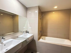Deluxe-Apartment, 3 Schlafzimmer, Balkon, Meerblick | Badezimmer