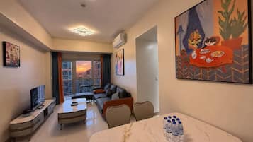 Deluxe Condo, 3 Bedrooms, Balcony, Sea View | Living area