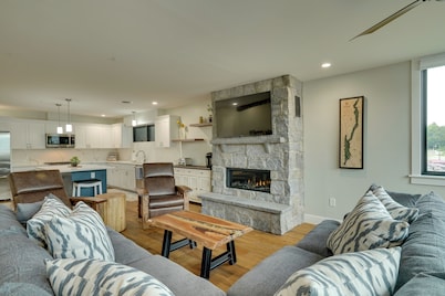 Brand New Luxury Lakefront Condo - 2200 sq ft!
