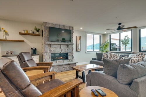 Brand-New Luxury Lakefront Condo - 2200 Sq Ft!